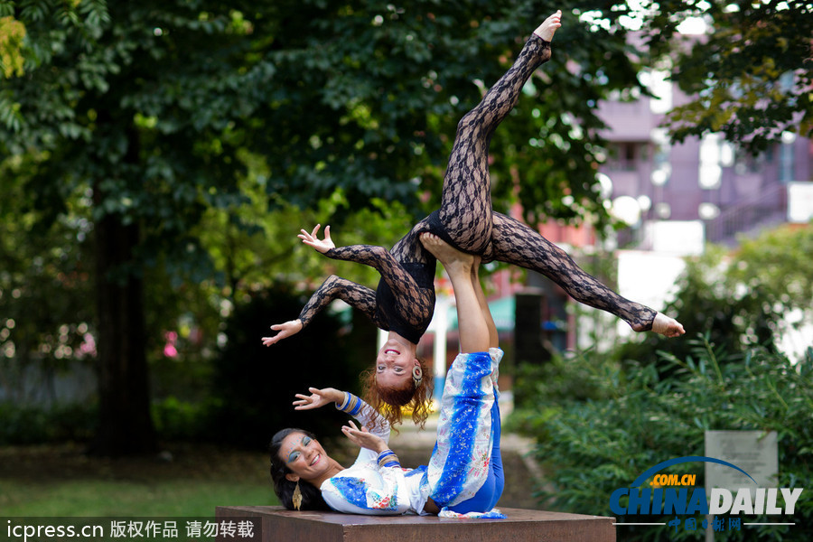 俄羅斯柔術(shù)美女綠色緊身衣表演