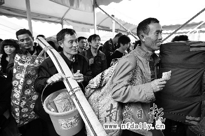 春運實名制火車票今開訂 能否根除“黃牛黨”?