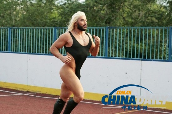 俄羅斯猛男雷人裝現身街頭 獲封男神GaGa