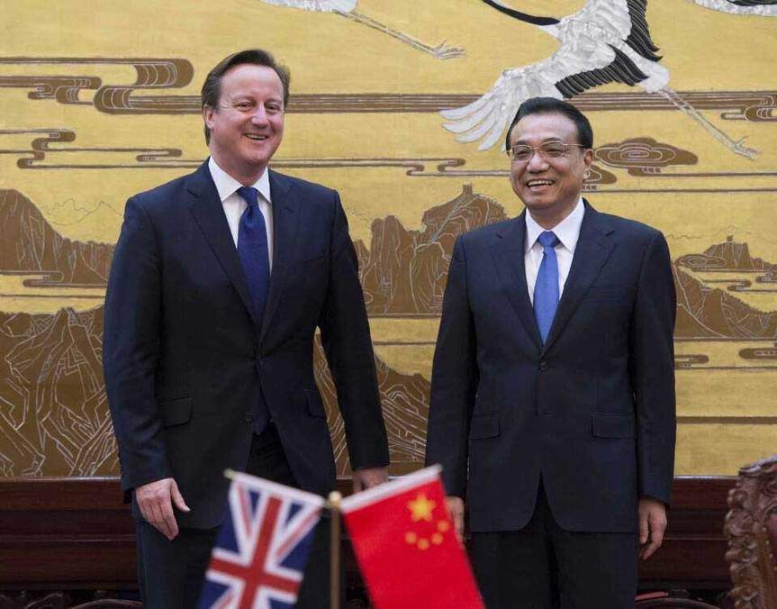李克強(qiáng)與卡梅倫共同見(jiàn)證中英合作文件簽署