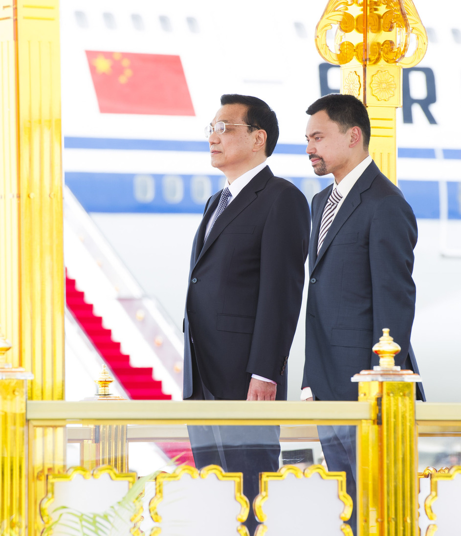 李克強(qiáng)抵達(dá)斯里巴加灣出席東亞領(lǐng)導(dǎo)人系列會(huì)議并對(duì)文萊進(jìn)行正式訪問