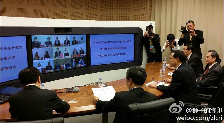李克強(qiáng)與華為員工交談:很高興跟你一起出差(高清組圖)