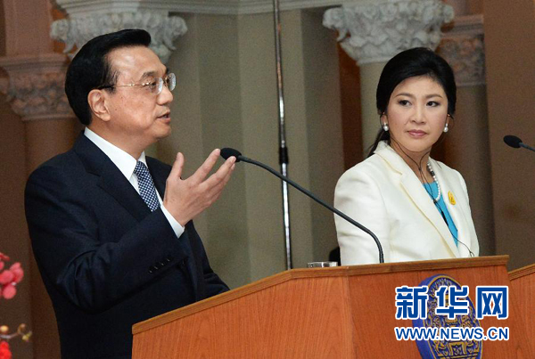 李克強與英拉共同會見記者時強調 傳承中泰友誼 推進務實合作