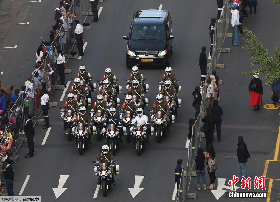 曼德拉遺體轉(zhuǎn)運(yùn)至聯(lián)合大廈 沿長街接受瞻仰