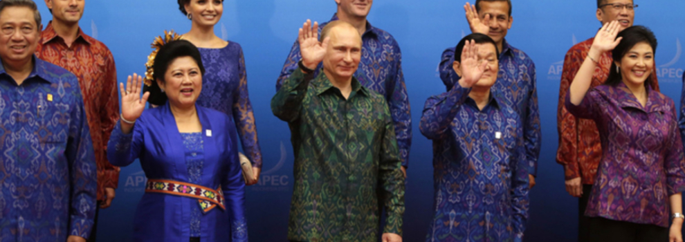 各國領(lǐng)導(dǎo)人著印尼傳統(tǒng)服裝亮相APEC峰會