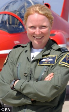 英國皇家空軍“紅箭”特技飛行隊迎來首位女成員