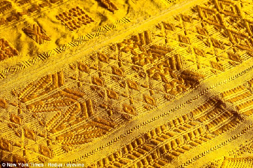 百萬金蜘蛛“吐絲”織成披肩 英藝術家創(chuàng)造驚世杰作