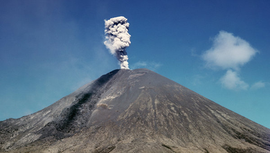 俄羅斯勘察加火山爆發 濃煙噴到數千米高空
