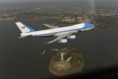 9·11式低空飛行耗資大 奧巴馬幕僚為引發恐慌辭職