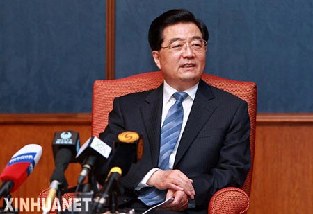 圖：國家主席胡錦濤在莫斯科接受中外媒體聯合采訪