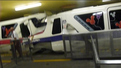 美迪士尼樂(lè)園發(fā)生火車相撞事故 1名司機(jī)死亡乘客受驚