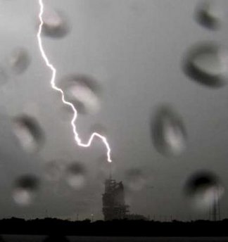 奮進(jìn)號(hào)航天飛機(jī)因發(fā)射臺(tái)被閃電擊中推遲發(fā)射