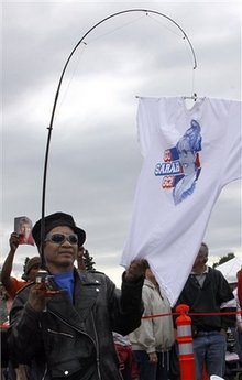 佩林離任歡送會上受追捧 民意支持率卻創新低