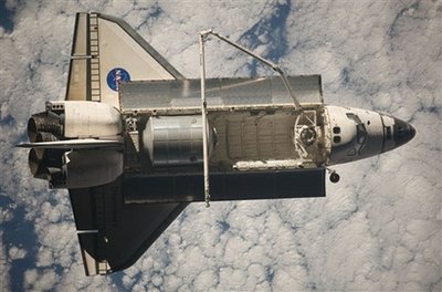 惡劣天氣致“發(fā)現(xiàn)”號(hào)航空飛機(jī)著陸計(jì)劃推遲1天