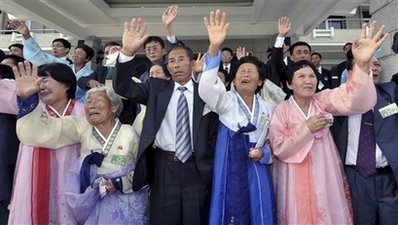 圖：首批朝韓家屬會面結束 揮淚告別至親