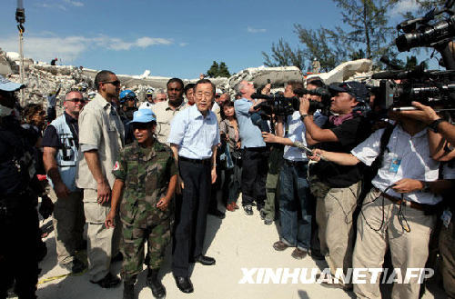 潘基文抵達海地災區 高度評價中國救援隊工作