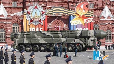 俄羅斯舉行紀念衛國戰爭勝利65周年閱兵式