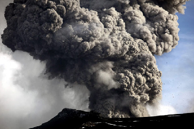 英國希斯羅機場關(guān)閉 冰島火山或影響歐洲數(shù)十年