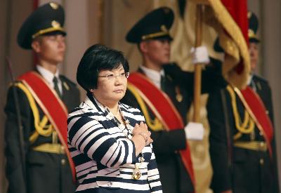 奧通巴耶娃正式就職 吉爾吉斯斯坦誕生首位女總統