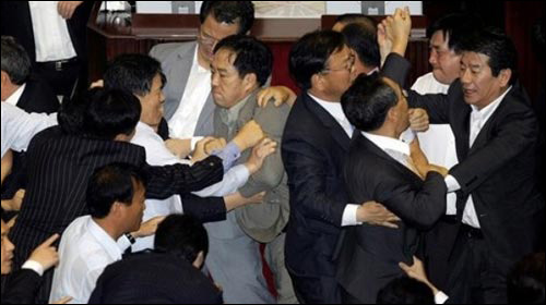 歷數各國議會的“武斗大戲”[組圖]
