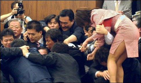 歷數(shù)各國議會的“武斗大戲”[組圖]