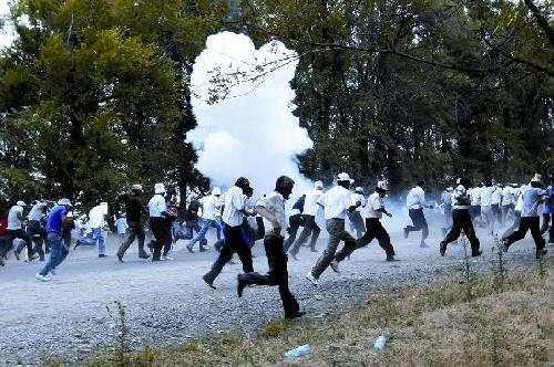 吉爾吉斯軍方開火驅散千名示威者 抓捕抗議行動領袖