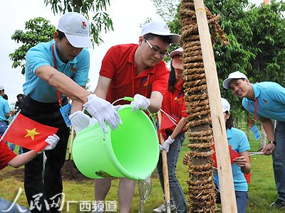 中越青年聯歡大會在廣西南寧舉行 胡錦濤和農德孟致電祝賀
