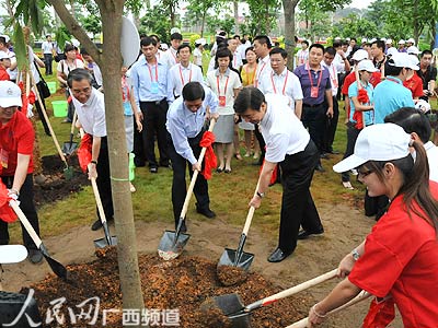 中越青年聯歡大會在廣西南寧舉行 胡錦濤和農德孟致電祝賀