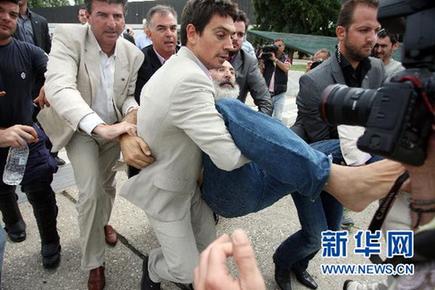 希臘總理遭擲鞋襲擊