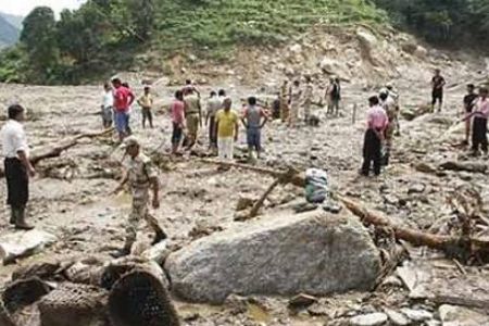 印度北部強降雨引發(fā)泥石流 至少19人喪生