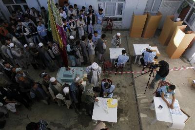 阿富汗議會選舉在襲擊中舉行 已經出現違規投訴