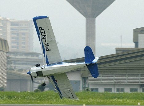 組圖：雅加達航展表演機墜毀起火 飛行員生還