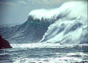 印尼災區(qū)附近海浪很高 救援隊難以抵達