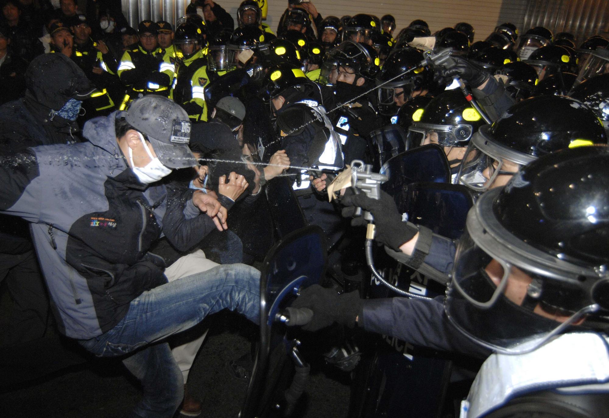 韓國數萬人游行反對G20峰會 一名恐怖嫌疑人被捕