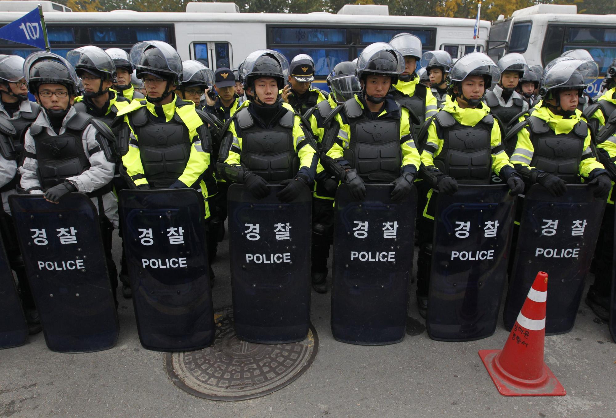 韓國數萬人游行反對G20峰會 一名恐怖嫌疑人被捕