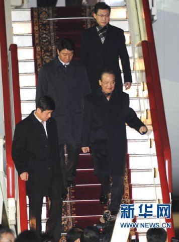 溫家寶抵達(dá)圣彼得堡開始訪問俄羅斯(圖)