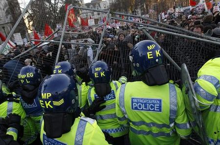英國(guó)約2萬(wàn)人包圍國(guó)會(huì)抗議學(xué)費(fèi)上漲條款