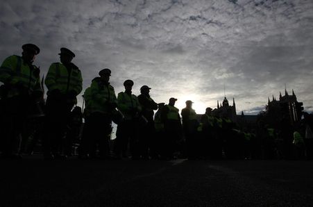 英國約2萬人包圍國會抗議學費上漲條款