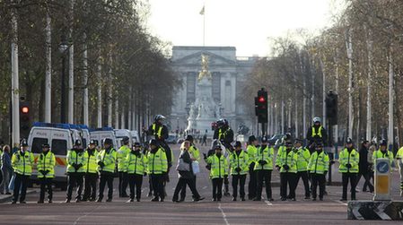 英國約2萬人包圍國會抗議學費上漲條款