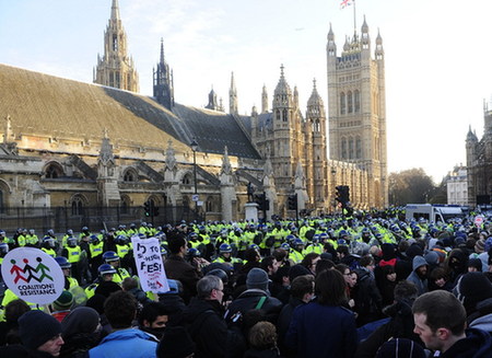 英國約2萬人包圍國會抗議學費上漲條款