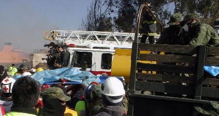 墨西哥輸油管道爆炸現(xiàn)場