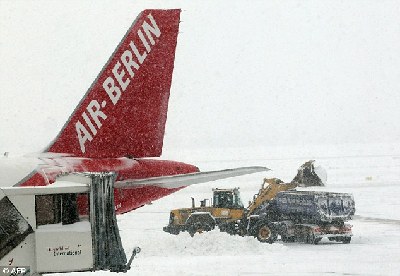 歐洲多國圣誕節遭遇強降雪 陸空交通困難旅客受罪