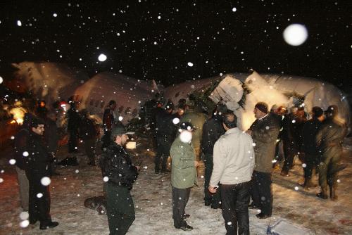 伊朗載106人客機(jī)迫降時(shí)墜毀 至少77人遇難