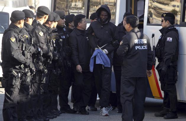 組圖：索馬里海盜被押送至韓國警察總部