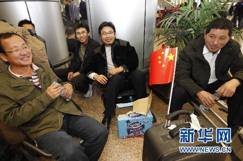 中國旅客等待增派航班到達(dá)