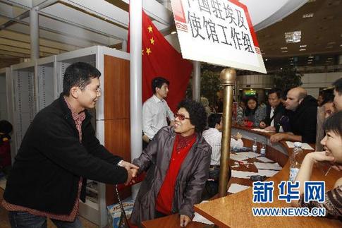 中國旅客等待增派航班到達(dá)