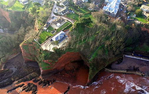 兩次遭遇山體滑坡 英“懸崖別墅”成當?shù)匾痪? style=
