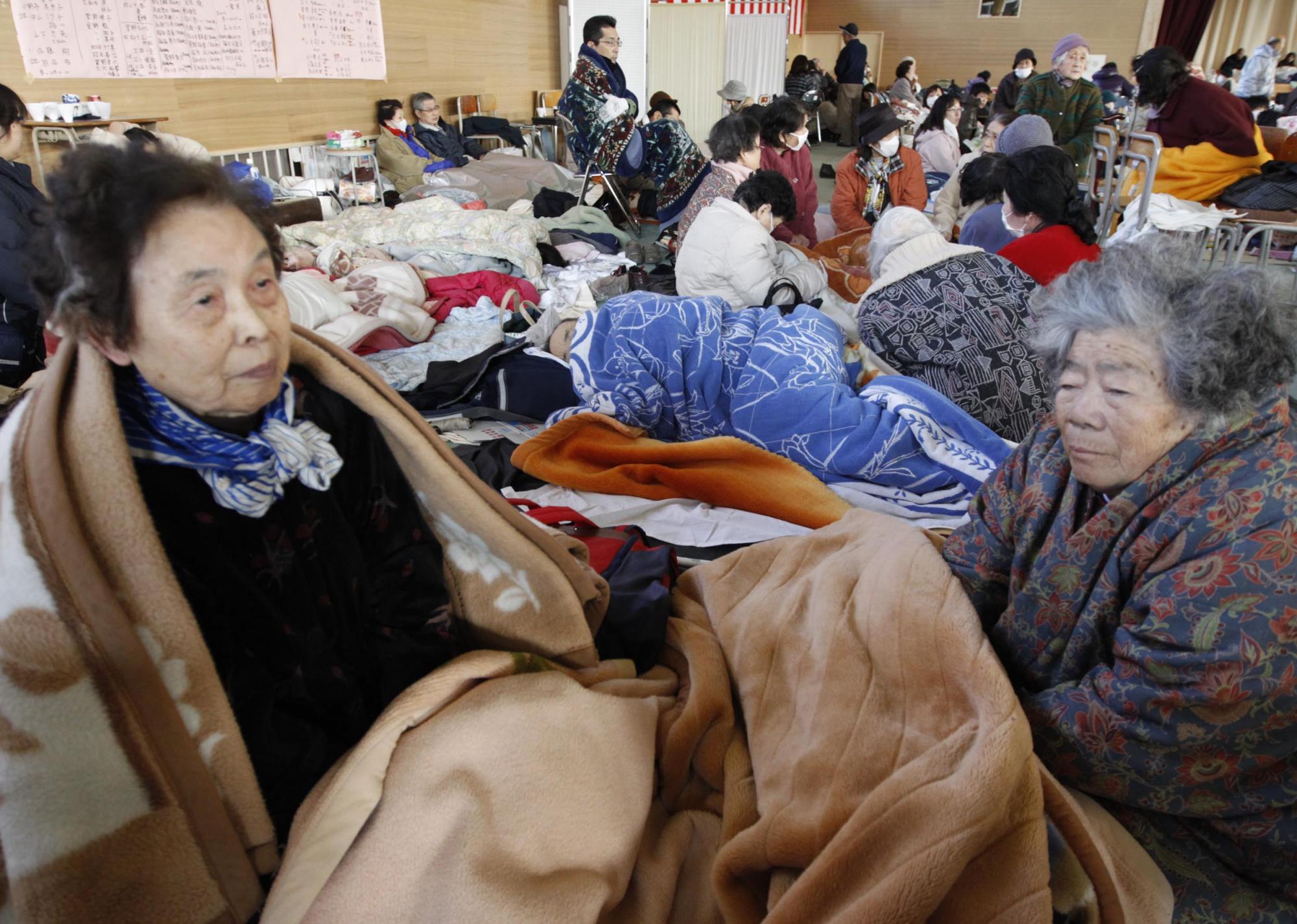 組圖：日強(qiáng)震廢墟中的家庭合影 救援人員全力搜救
