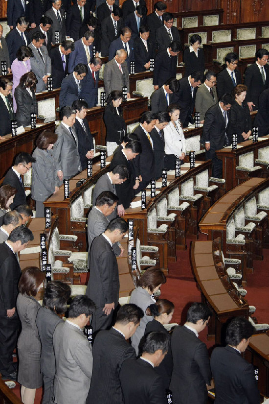在日中國救援隊向地震遇難者默哀