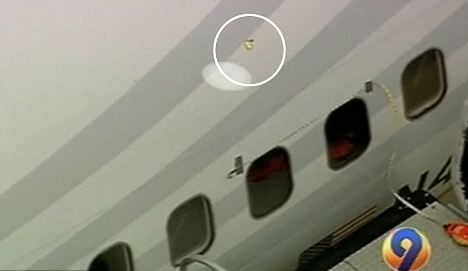 美客機機身驚現(xiàn)彈孔 意外還是恐怖襲擊？
